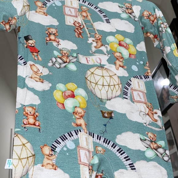 0-3 m FAO Schwarz Posh Peanut Teddy Bear Christmas Zipper Footie - Picture 13 of 13